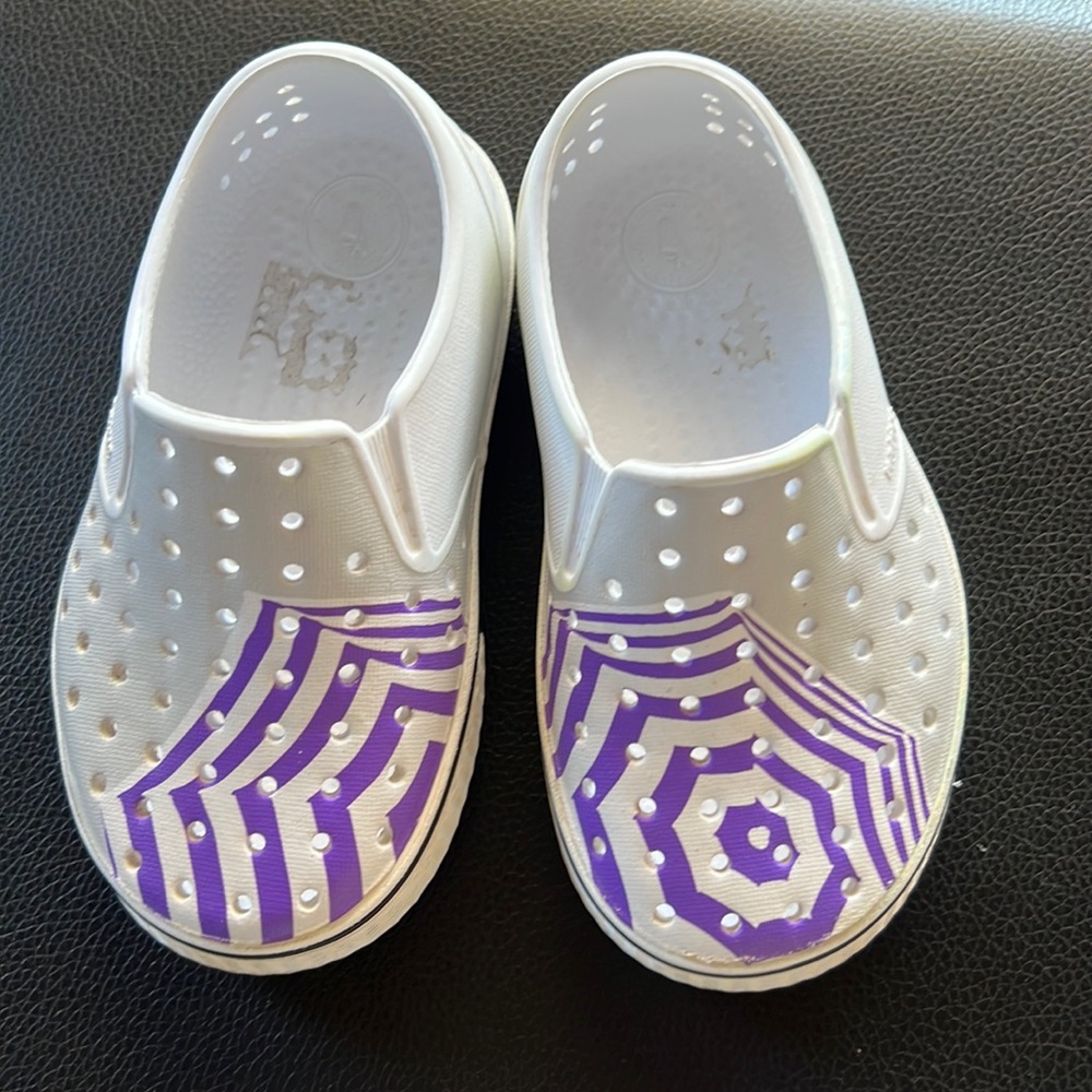 Toddler girls Native shoes gently worn size C8💜